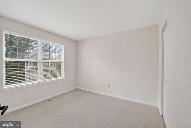 Building Photo - 107 Quiet Waters Pl