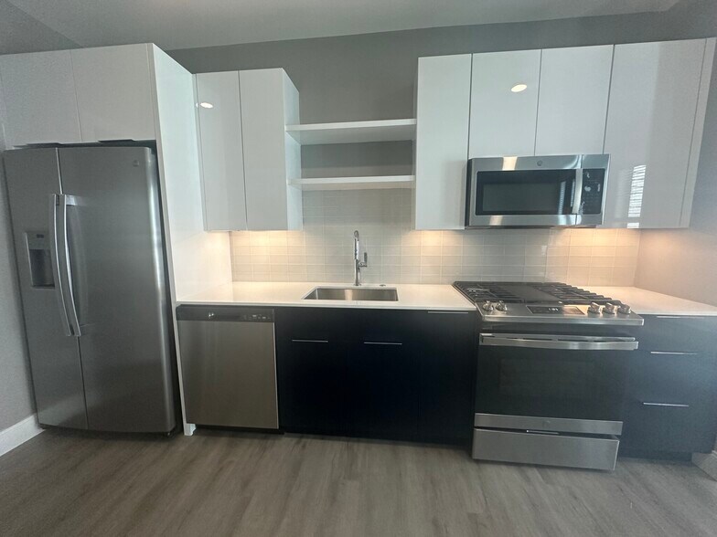 Building Photo - 656 Saratoga St