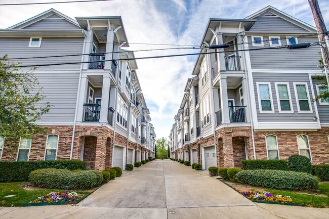 Building Photo - 2326 Stutz Dr