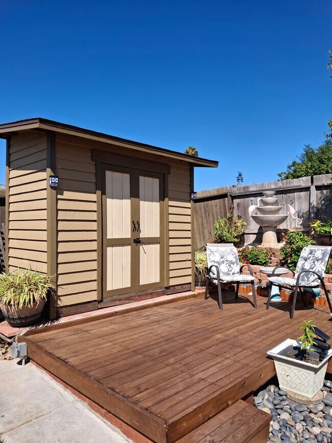 Building Photo - Beautiful 4-Bedroom Home with Central AC and Solar! MUST SEE!!!