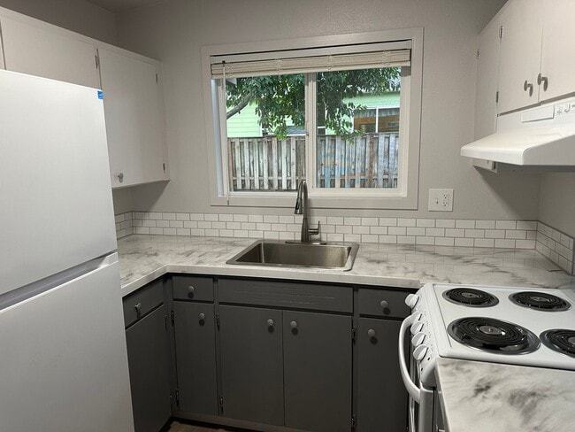 Building Photo - Beautifully updated 2 bedroom 1 bath duple...