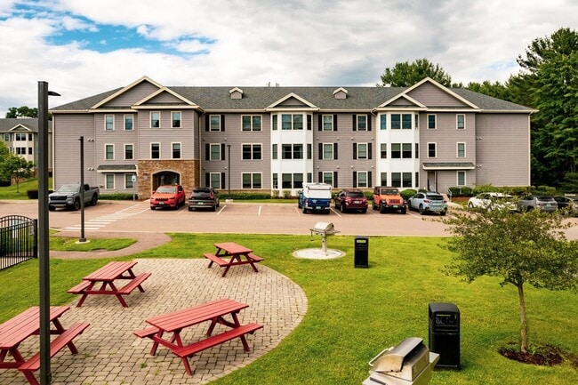 Building Photo - Top Floor Corner 2 Bedroom with Wooded View