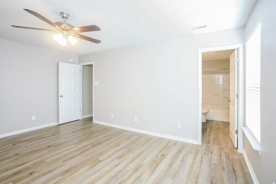 Building Photo - 6330 Alonzo Dr
