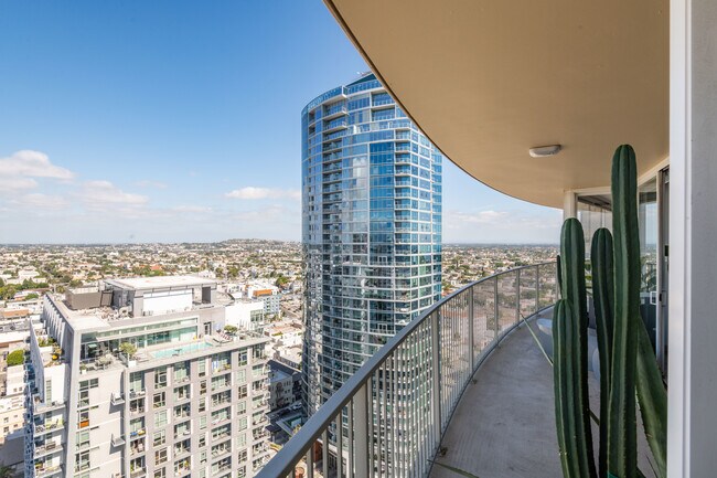 Building Photo - 700 E Ocean Blvd