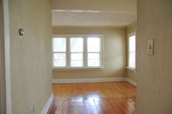 Primary Photo - 2474 N Bartlett Ave