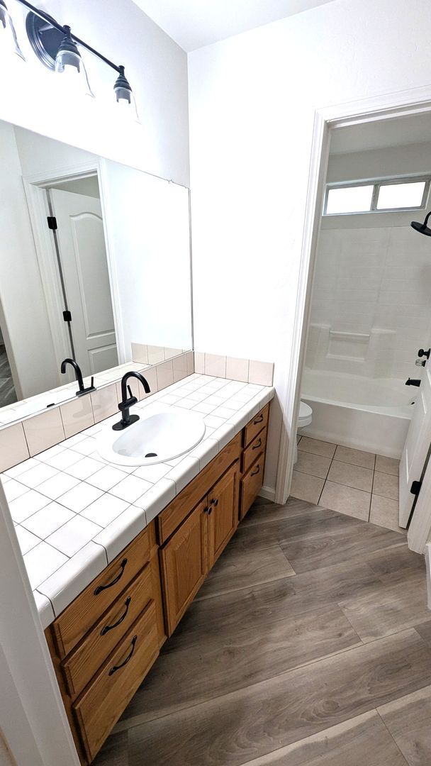 Building Photo - Beautiful 3 bedroom 2 Bath on Large Corner Lot