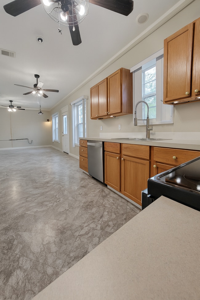 Building Photo - Must see 3 bedroom 2 bath!
