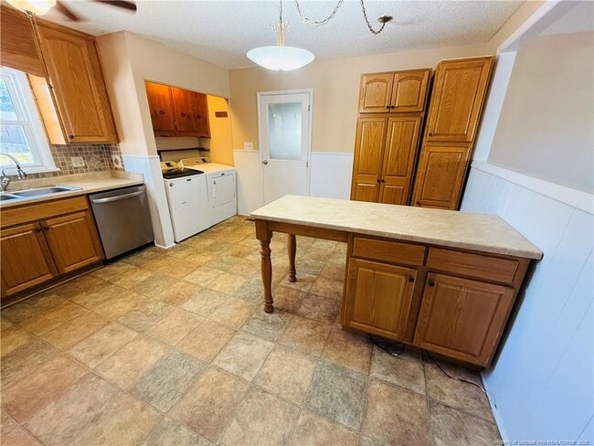 Building Photo - 611 Reggie Ct