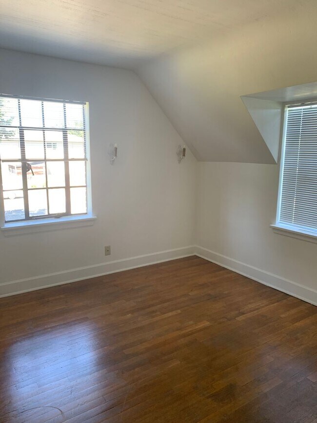 Building Photo - Sumner! New Price!