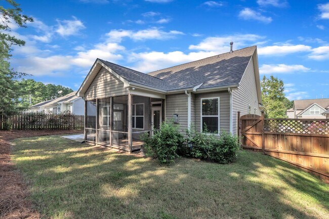 Building Photo - 4 Bedroom Home with 2 Car Garage & Fenced Yard!