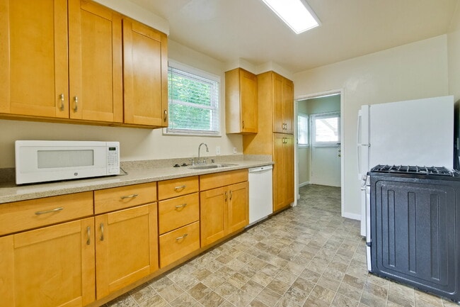 Building Photo - Bright, Clean and Cozy 2BR, 1BA Single Fam...