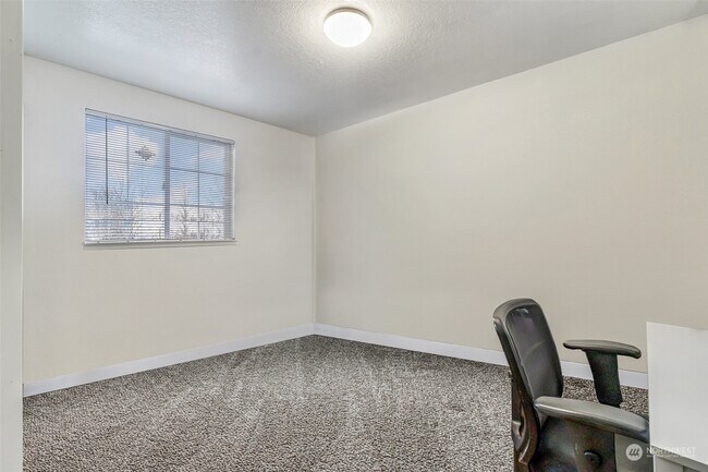 Building Photo - 1423 85th Dr NE