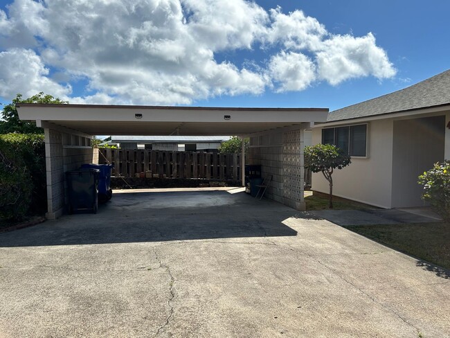 Building Photo - Lower Waialae Iki home w/3 Bdrm., 2 bath, ...