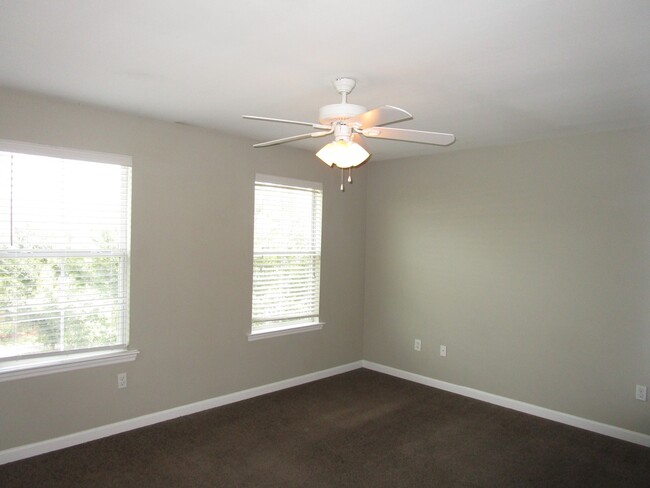 Building Photo - University Green 3 Bedroom 3 Bath Townhome