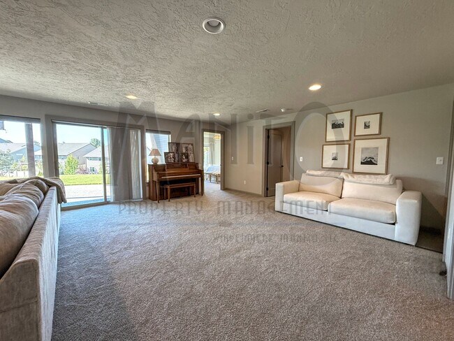 Building Photo - Spacious Eagle Ridge Home