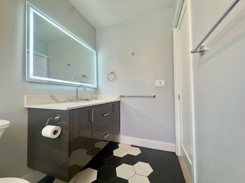 Building Photo - 914 Everett Ave