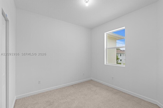 Building Photo - 4667 Hollister Ave
