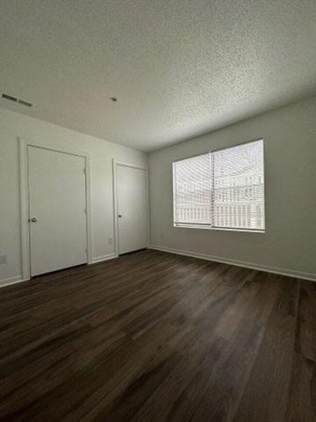 Building Photo - Two Bedroom Apartment