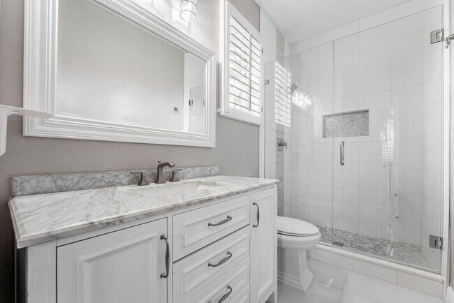 Building Photo - 121 Palm Cir