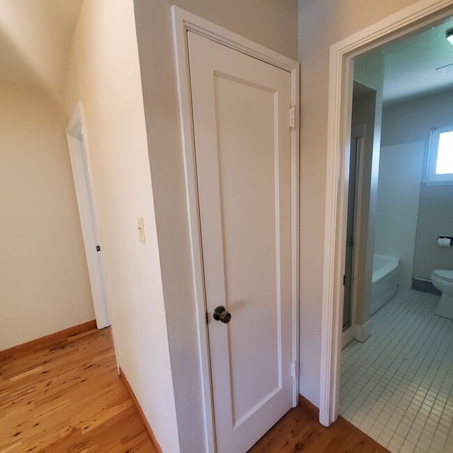 Building Photo - *MOVE IN SPECIAL* Single Story Pleasant Hi...