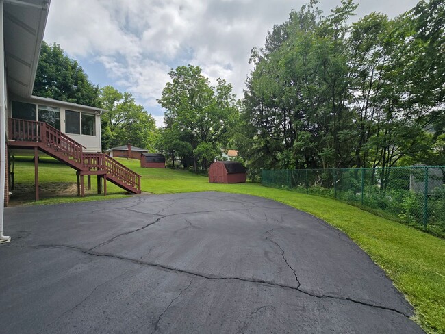 Building Photo - Beautiful Split Entry - 3 Bedroom 2 Bathro...