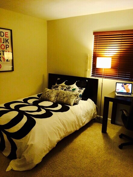 Wake up to birds chirping in quiet second bedroom - 970 Palm Avenue