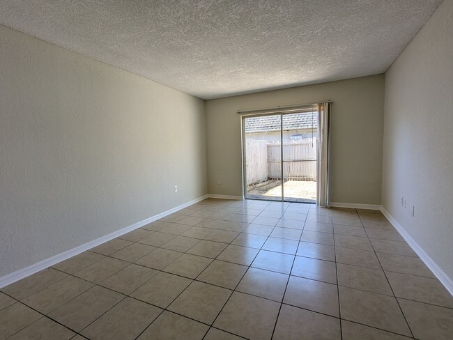 Building Photo - First Floor 1 Bedroom, 1 Bathroom Condo in...