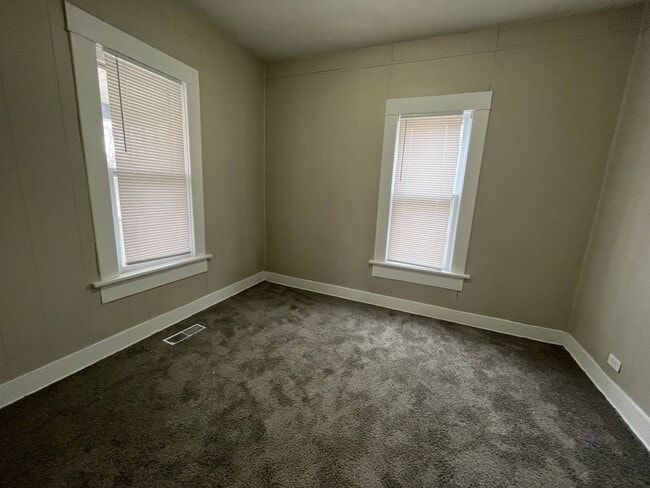 Building Photo - 3 Bed/1 bath home with 2 car garage for rent!
