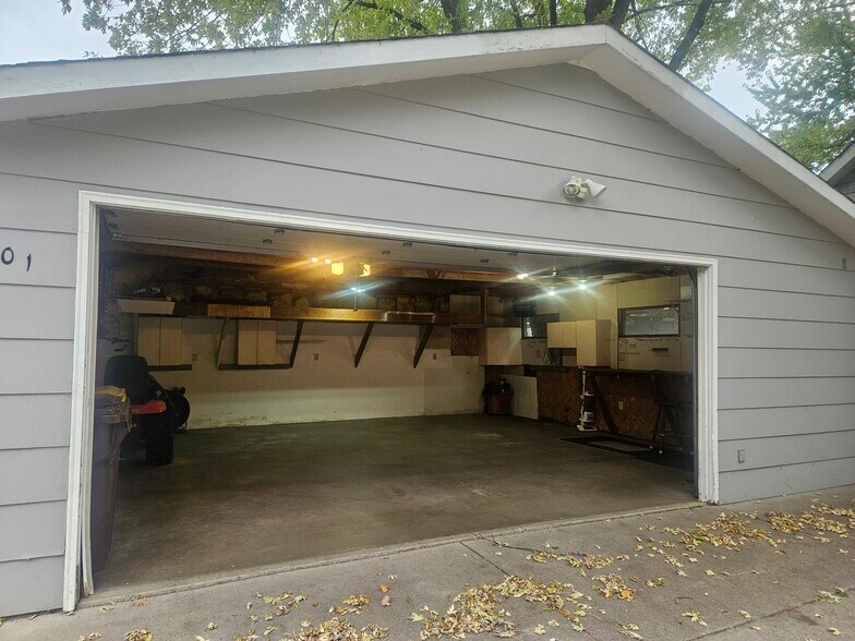 2.5 stall heated garage - 4301 Quaker Trl NE