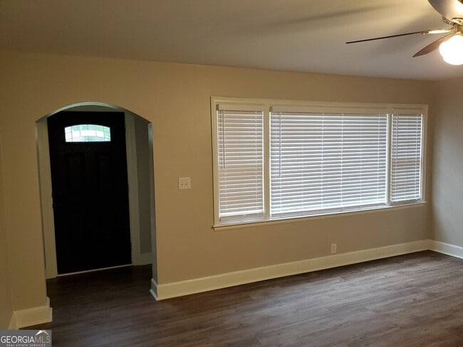 Building Photo - 811 Woodrow Ave