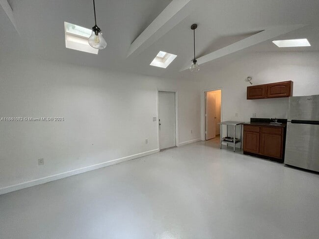 Primary Photo - 118 NW 24th St