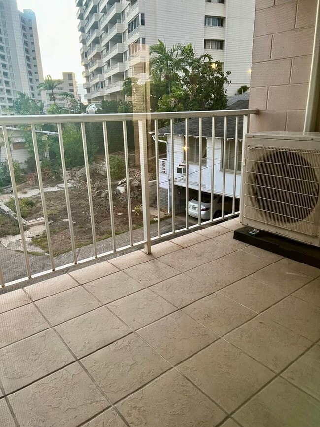 Building Photo - Spacious 1Bed 1Bath 1Parking Stall With Lanai & Den