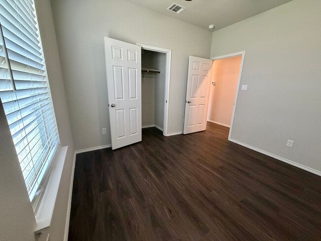 Building Photo - Come live in Knox Ridge!