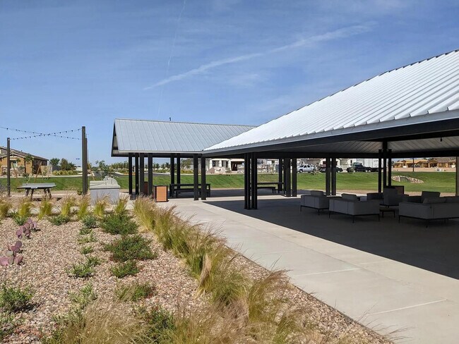 Building Photo - 2250 E Kelly Dr