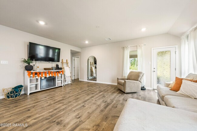 Building Photo - 205 Cane Run Ct