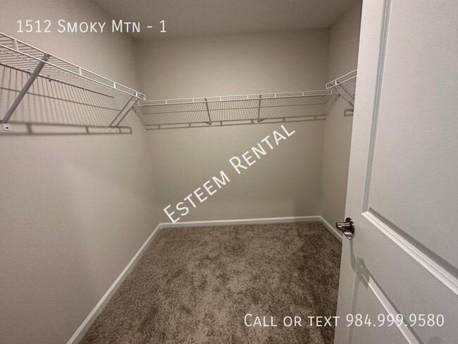 Building Photo - 1512 Smoky Mountains St