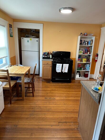 Shared kitchen - 121 Glenville Ave