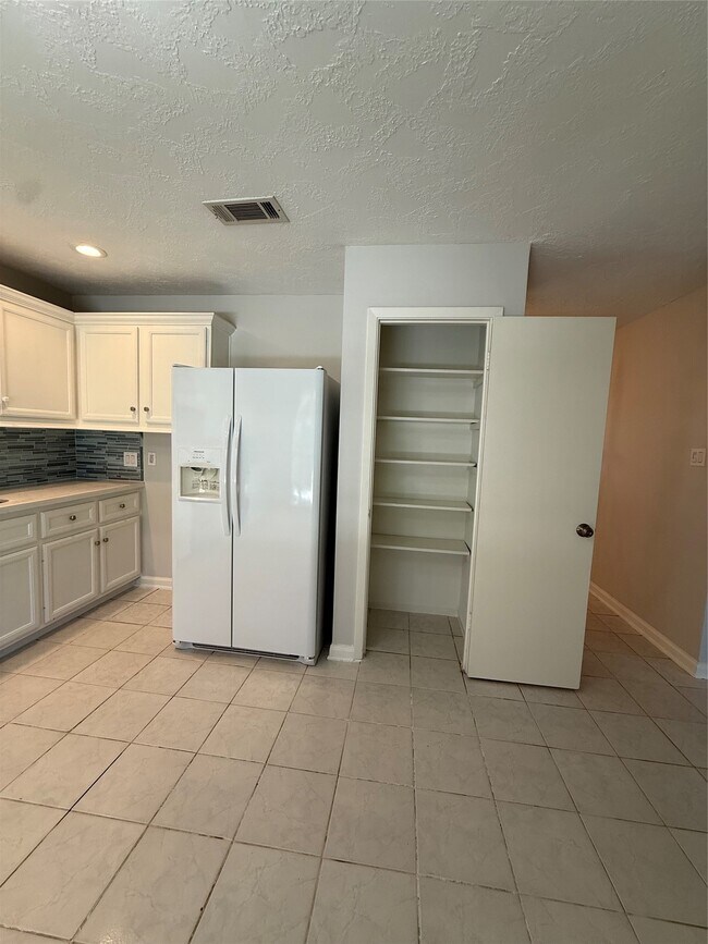 Building Photo - 9503 Homeland Dr