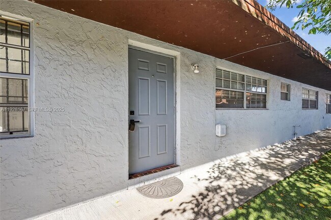 Building Photo - 708 SW 10th St