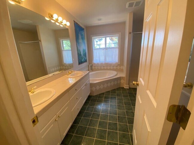 Building Photo - MOVE IN SPECIAL $500 OFF FIRST MONTHS RENT IF MOVED IN BY January 2026/ Location Location