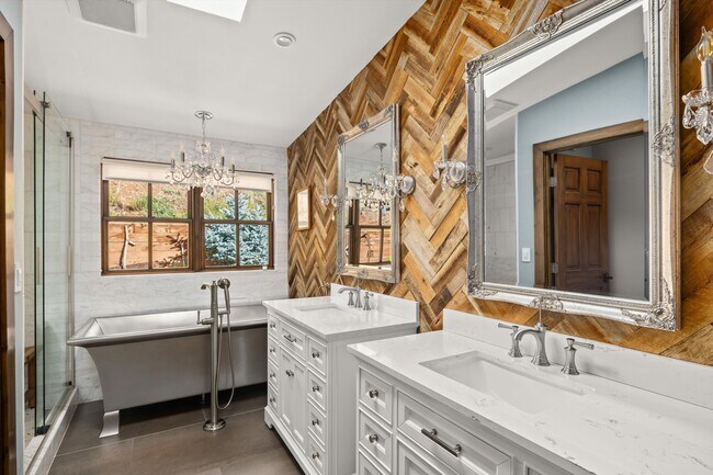 Building Photo - 641 Pinon Dr