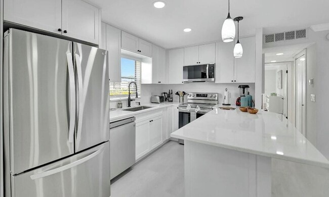 Building Photo - 581 Monaco Blvd