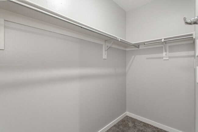 Building Photo - 1 Bedroom, 1 Bath Condo!