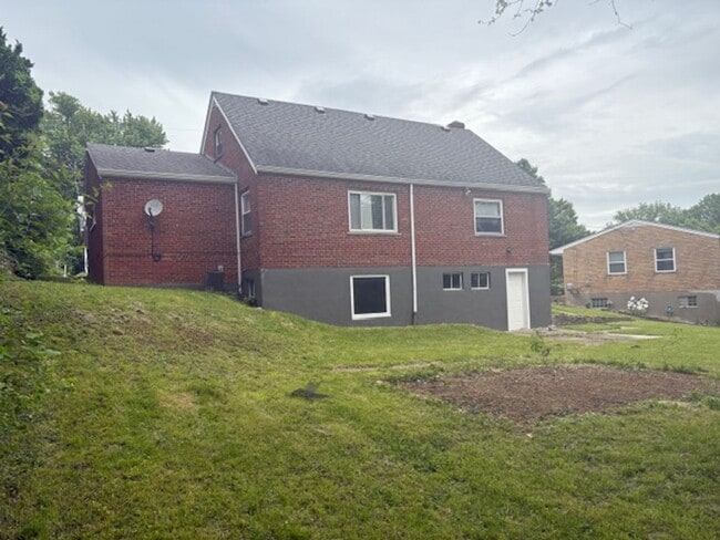 Building Photo - Amazing 4 Bedroom 1 Bathroom available in ...