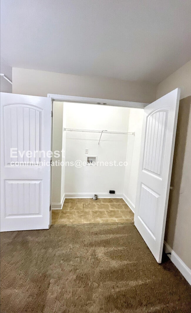 Building Photo - 3 Bed, 2 Bath Townhome with Off-Street Par...