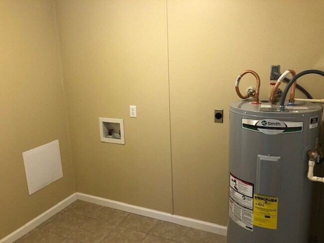 Building Photo - Renovated 2 Bedroom 1 Bath Apartment for Rent!