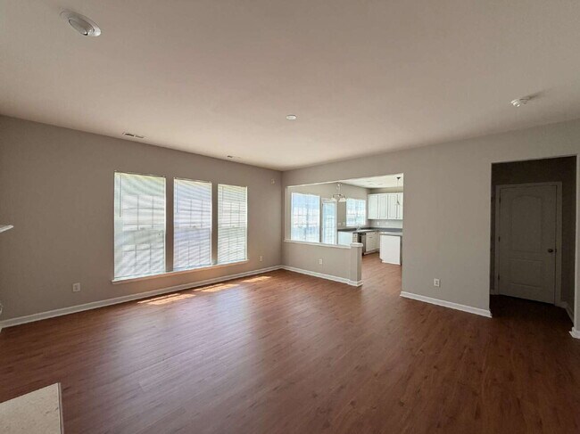 Building Photo - Well maintained 4 bedroom home with a golf course view!