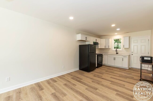 Building Photo - 411 S Chavis St