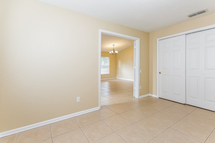 Building Photo - 2350 Meadow Oak Cir