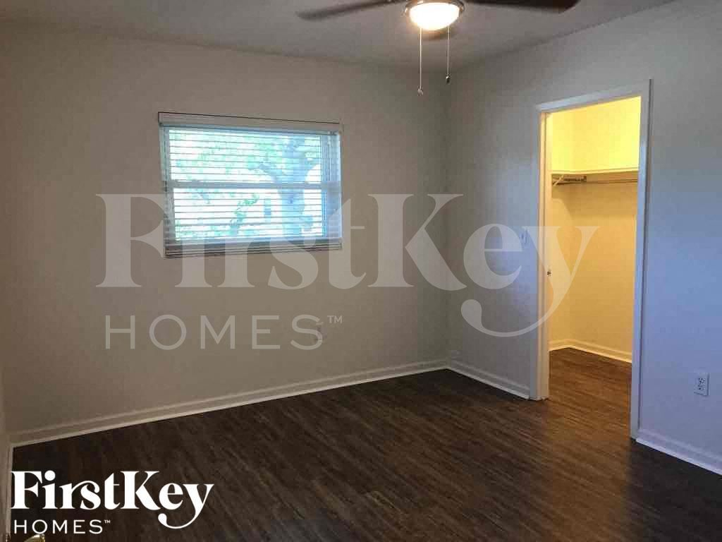 Building Photo - 833 Weeburn St